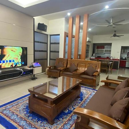 Villa Near Spice Arena 4Br 24Pax With Ktv Pool Table And Kids Swimming Pool Bayan Lepas Eksteriør bilde